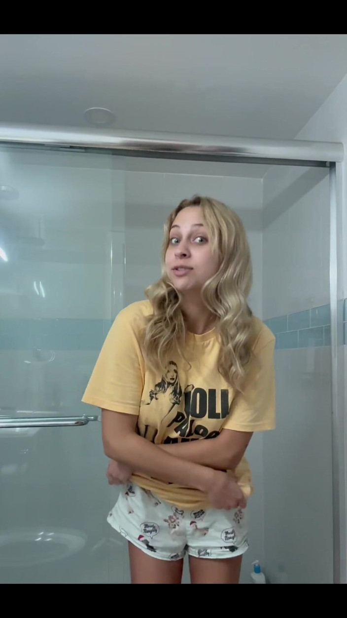 Tiffstreatsxoxo: Svlékání úplně nahé pro ranní čůrání ve sprše