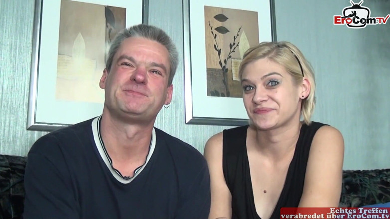 EroCom: Ehemann teilt seine blonde milf-ehefrau in einem MMF-dreier