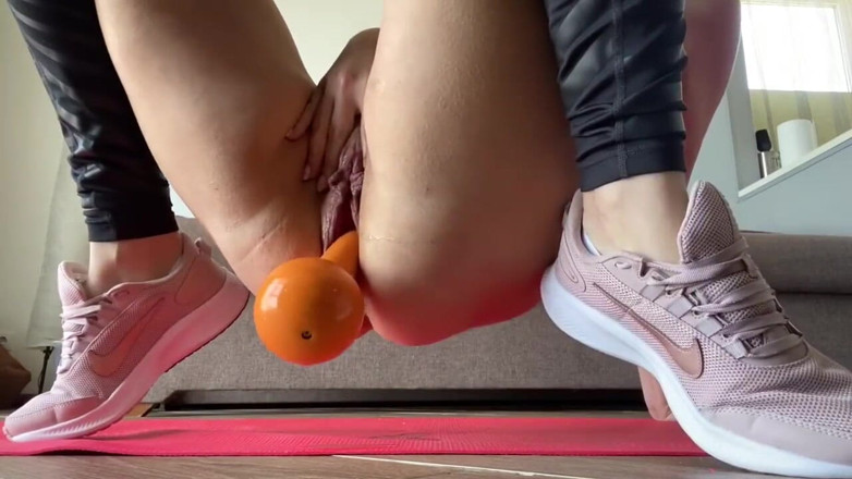 NikolettaQween: Głupie dzwonki w mojej cipce, ponieważ kocham sport) Xoxo