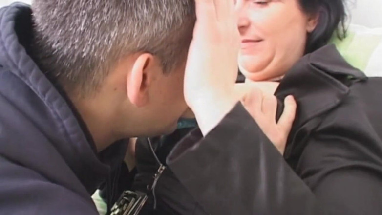 Real Home Made: Italienische brünette milf, gangbang von ein paar schmutzigen typen