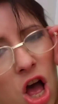 La ragazza mora spex viene scopata e sborrata in faccia