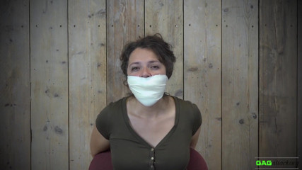 Gag Attack: จูเลีย - ปิดปากด้วยเทปไมโครโฟม