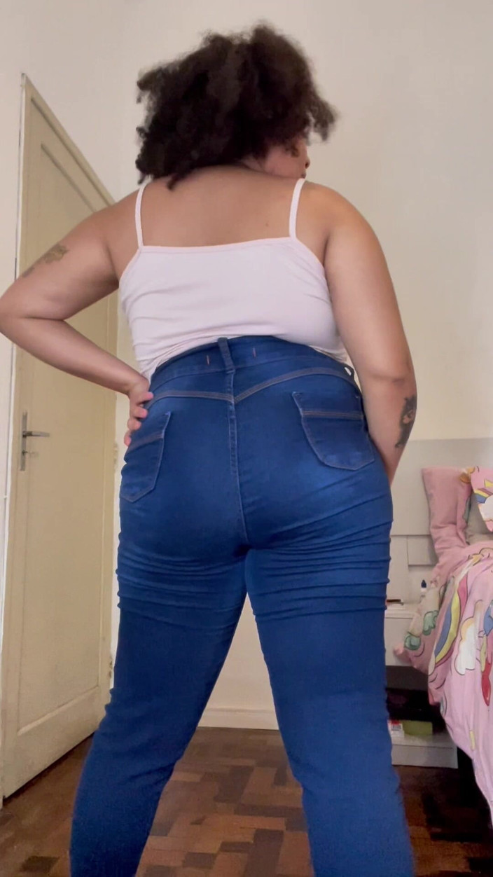 Cutiepiie Chubby: Grandota culona pedos y eructar en jeans y polainas