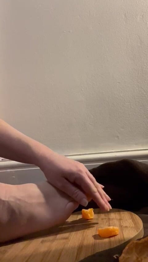 MeandMrs: Pés nus esmagando e laranja