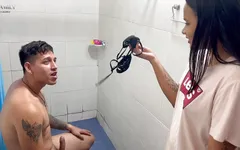Chị kế của tôi bắt gặp tôi thủ dâm trong đồ lót của cô ấy và tham gia với tôi trong việc làm tình