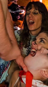 Gran orgía de Halloween en un bar espeluznante (anal y húmedo)