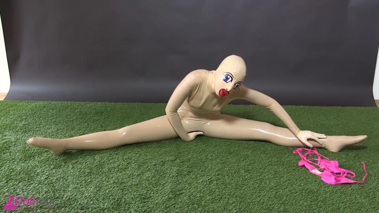 Dollrotic: 带硅胶面具的活橡胶娃娃