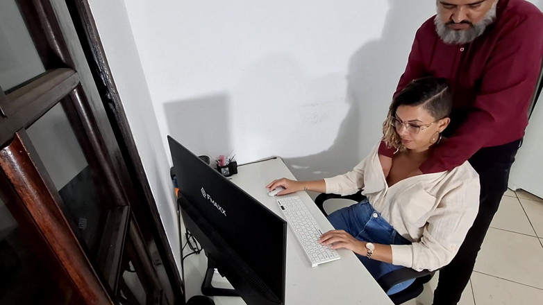 Gabi SweetCouplesStories: Assédio no Primeiro Dia de Trabalho.