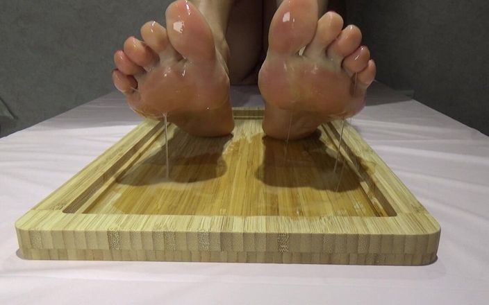 AnnaBUST: Leche en el coño y en mis piernas