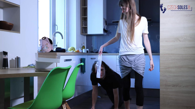 Czech Soles - foot fetish content: Otrok páchnoucí nohama je jí k dispozici
