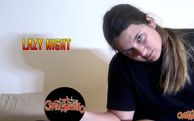 Wild Phoenix: 怠惰な夜:しつこいパートナーのための熱心でない手コキ