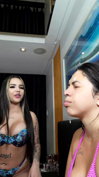 Festival de scuipat extrem în grup cu dominare feminină