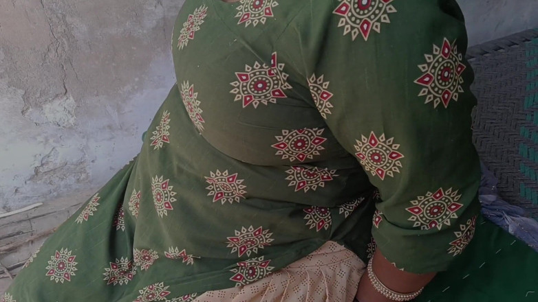 Veermati: Nově vdaná vesnice Desi Bhabhi dostala její těsný zadek ošukaná...