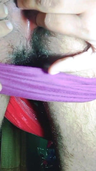 Indische homo travestiet xxx in rode saree vingerend in zijn kont