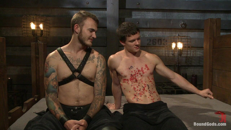 Bound gods: Escrava sexual enjaulada suporta uma surra, cera quente e foda...