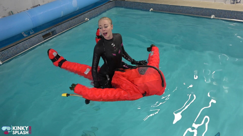 UKCuteGirl Lucy Lauren: Raft de viață uman - dominare la piscina de sclavi cu...
