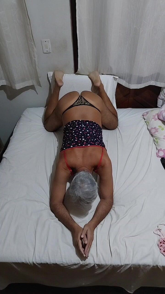 Ladysilvas: Ladysilva chat en vivo en la cama haciendo un striptease