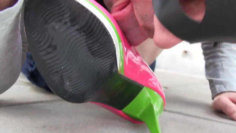 Femdom Austria: Limpeza de sapatos ao ar livre