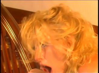 Perfect Porno: タイトな熟女が階段で犯される