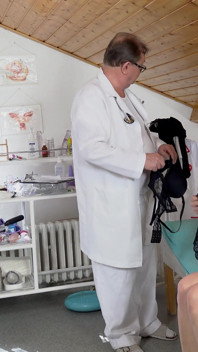 Skutečný gyno orgasmus roztomilé teenagerky Sarah Simons