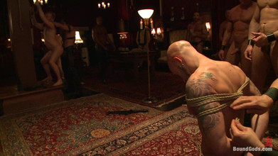 KINK men: Gangbang perhambaan semua lelaki di tingkat atas secara langsung