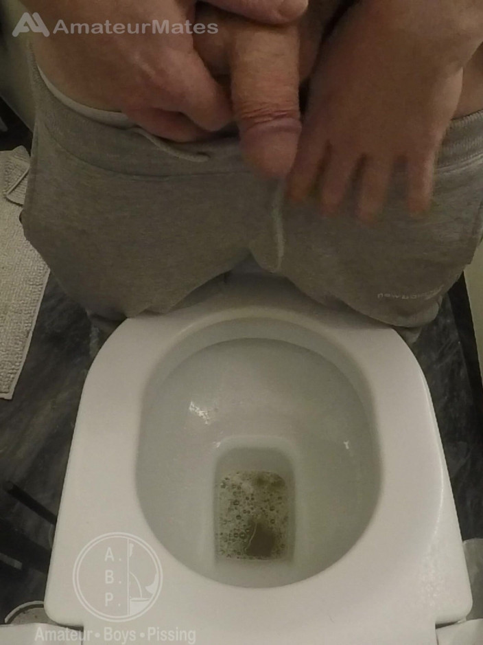 AmateurBoysPissing: Ragazzo Amatoriale Sorpreso a Pisciare a Casa Del Suo Amico
