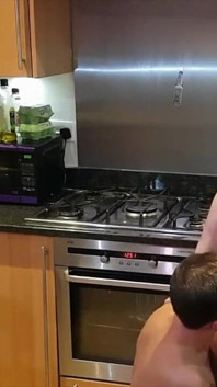 Dois jovens balançam na cozinha