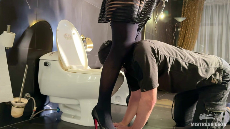 Mistress Legs: Тoilet niewola leashed ludzkiej toalety sikanie picie i majtki gag...
