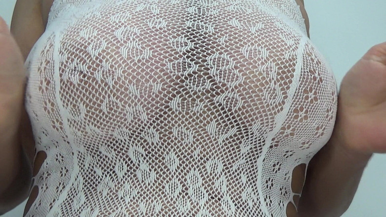 AnnaBUST: Beyaz Takım Elbiseyle Olgun Solo