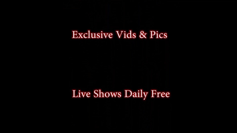 Julia Ann: Julia Ann chơi với âm hộ của cô ấy và thực hiện...