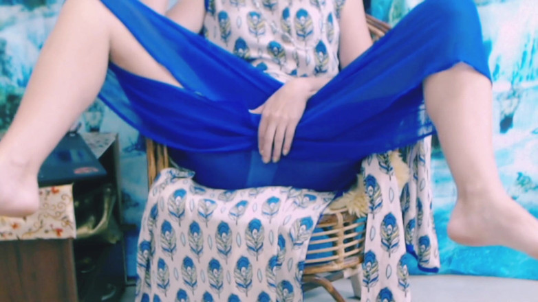 Bolly Karma: 섹시한 몸매를 보여주는 좋은 소녀
