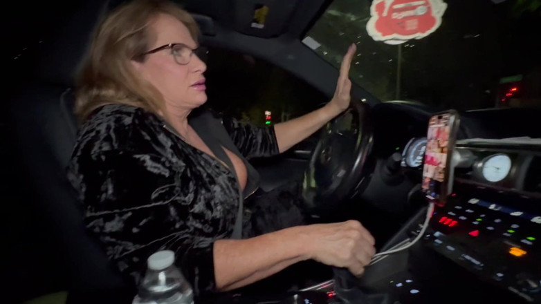 Island Boy Vids: Uber ドライバーのラナ・リーが乗車以上の目的で迎えに来てくれます
