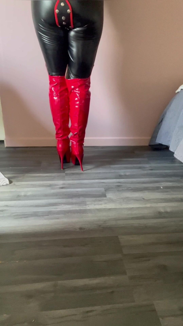 Maitresse Clara: Volledige toewijding aan mijn dijhoge laarzen