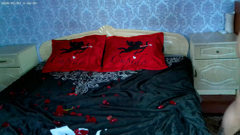 DirtyLubov: 玫瑰床上的