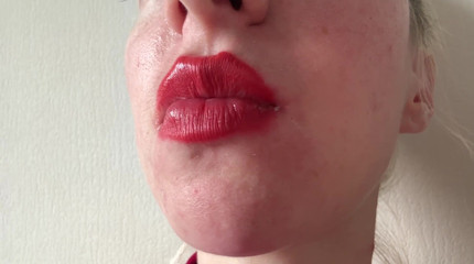 Skinny_lady69: Makan pov dengan lipstik merah