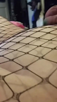 망사에 사정하는 통통한 트랜스걸