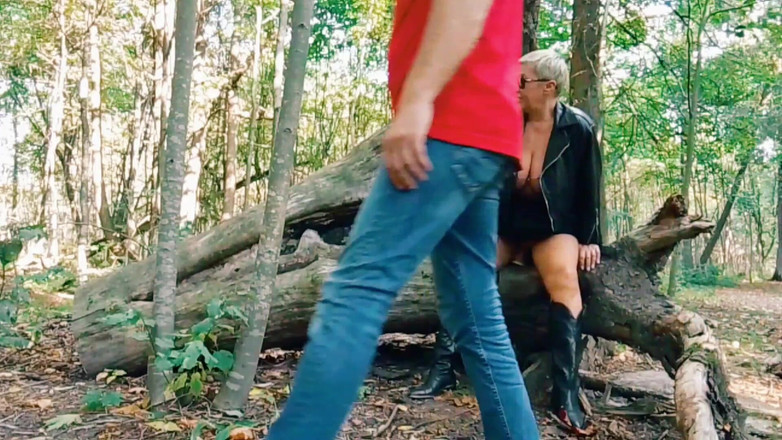 Crazyfamily 1970: 继母站起来撒尿