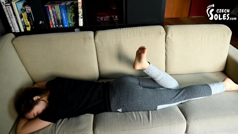 Czech Soles - foot fetish content: Kaki, kaus kaki, dan sepatu berkeringat berbau