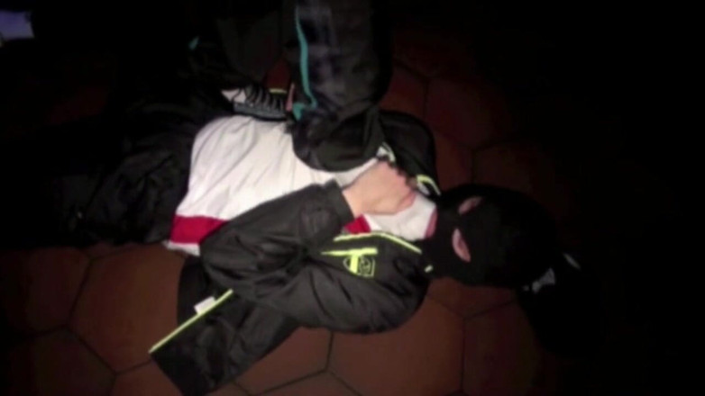 Sneaker gay: Slut humilates by 2 top sneakers boys