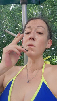 私の吐き出した煙をキャッチして精液