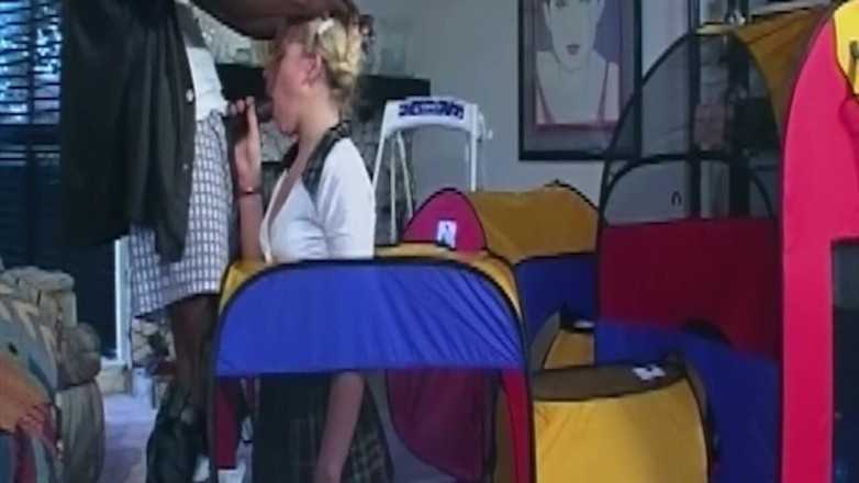 Bangora clips: Madura loira milf leva bbc fundo na barraca de jogo