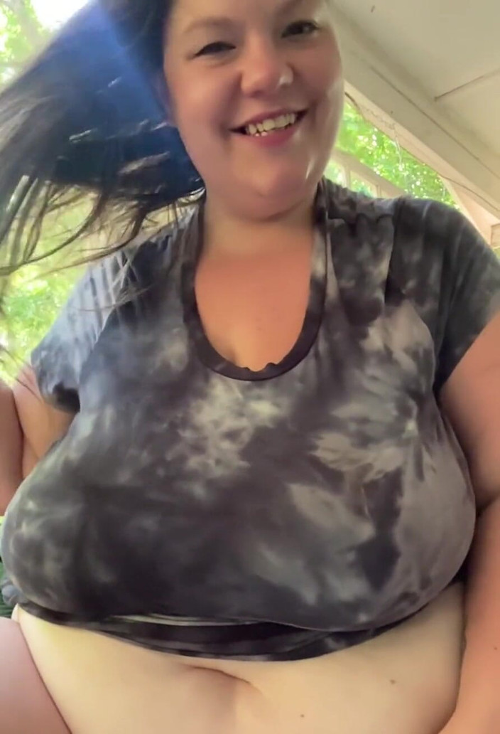 420bettyboobs: Picătură de țâțe pe mouri. Happy Friday Hunnies !!