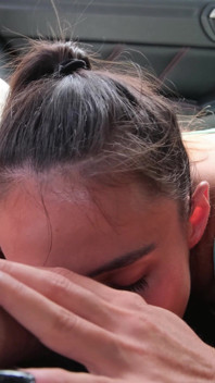 Vriendin van vrouw helpt me met klaarkomen en slikken