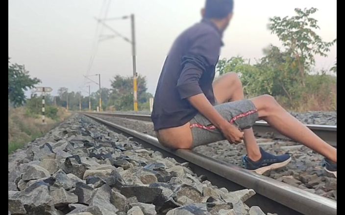 Tani: Masturbasi di rel kereta api sampai muncrat