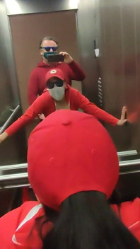 Sexo muito arriscado em um elevador com a vizinha gostosa Dada Deville