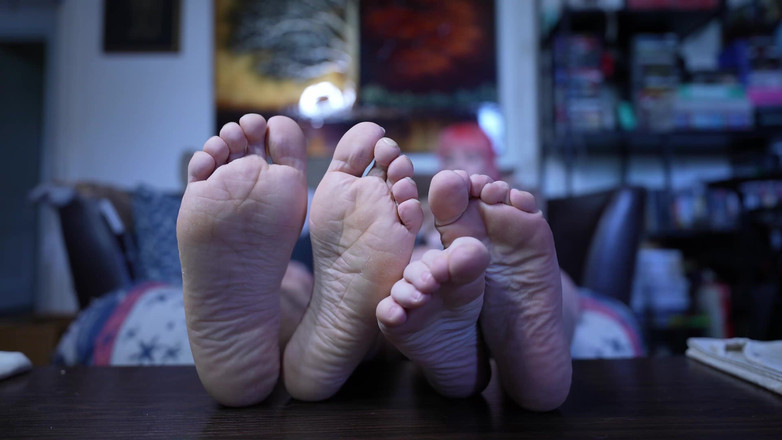 lilredvelvettt: Von unseren füßen zum cuckold