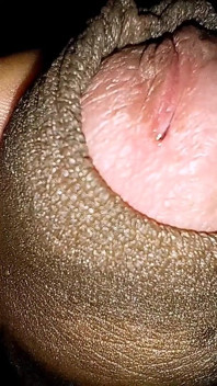 継父が包皮をマスターベーションしながら、うめき声をあげてエッチな話をしている