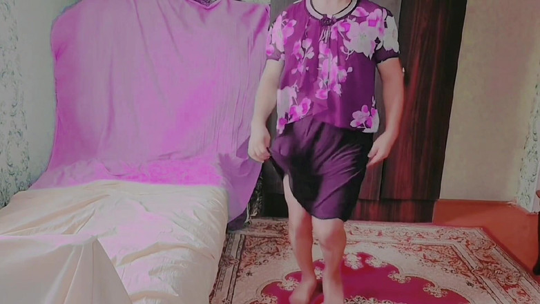 Kitty_Cross: Zabawne femboy pokazujące poranną rutynę w lustrze sypialni