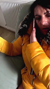 Appel à fumer, downjacket. Pipe bruyante à capuche et éjaculation sur mon manteau