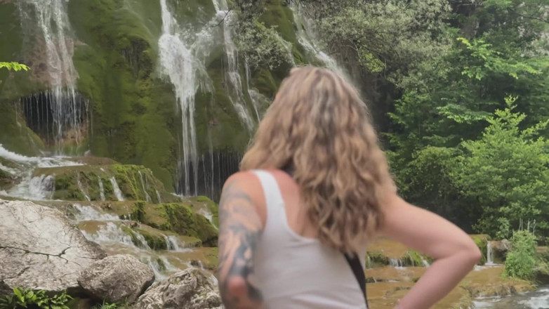 Wendy Burde: Me follo a una milf francesa en el bosque mientras...